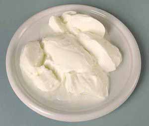 Scheidenpilz lässt sich mit Milchsäurebakterien beandeln, wie sie in Naturjoghurt enthalten sind.