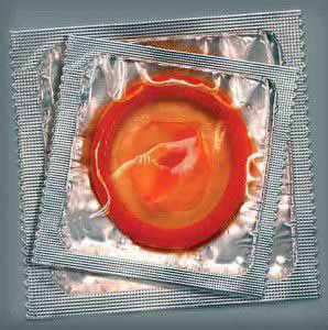Vermeiden von UV-Licht sowie die Benutzung von Kondomen schützen vor einer Herpes-Infektion.